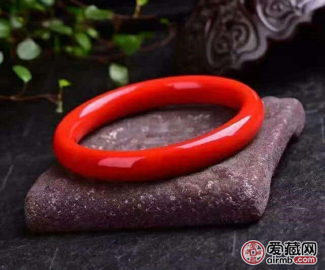 珊瑚属于有机宝石，质地莹润，在