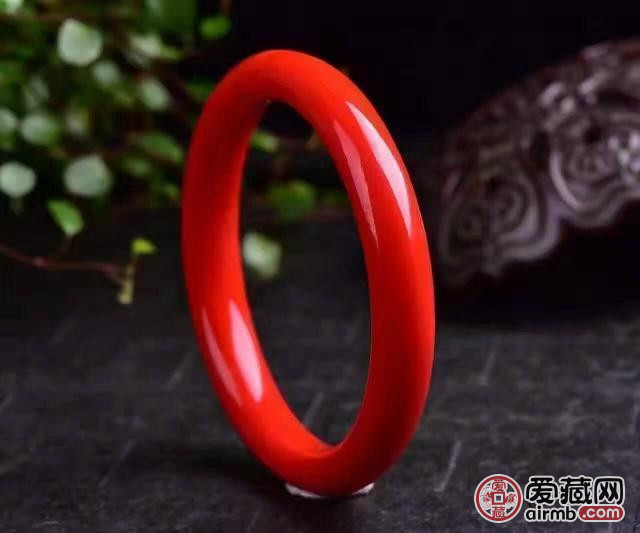 珊瑚属于有机宝石，质地莹润，在