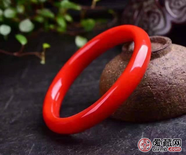 珊瑚属于有机宝石，质地莹润，在