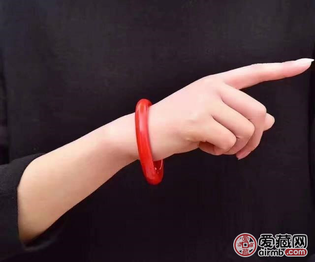 珊瑚属于有机宝石，质地莹润，在