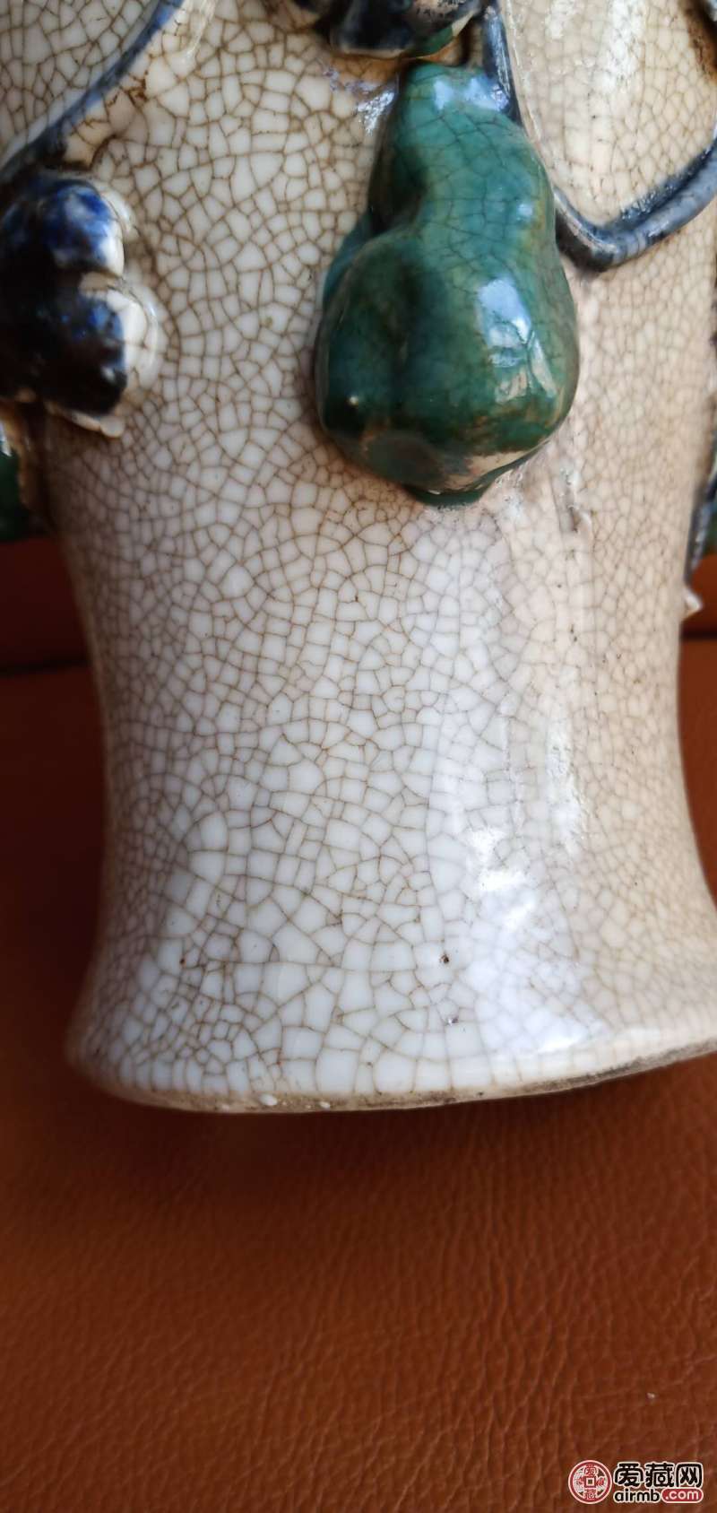 哥窑的一只堆塑花瓶不知道是否老