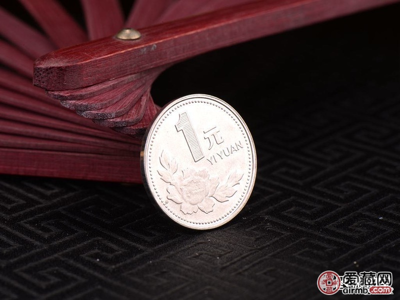 请老师帮忙看看这枚2000年牡