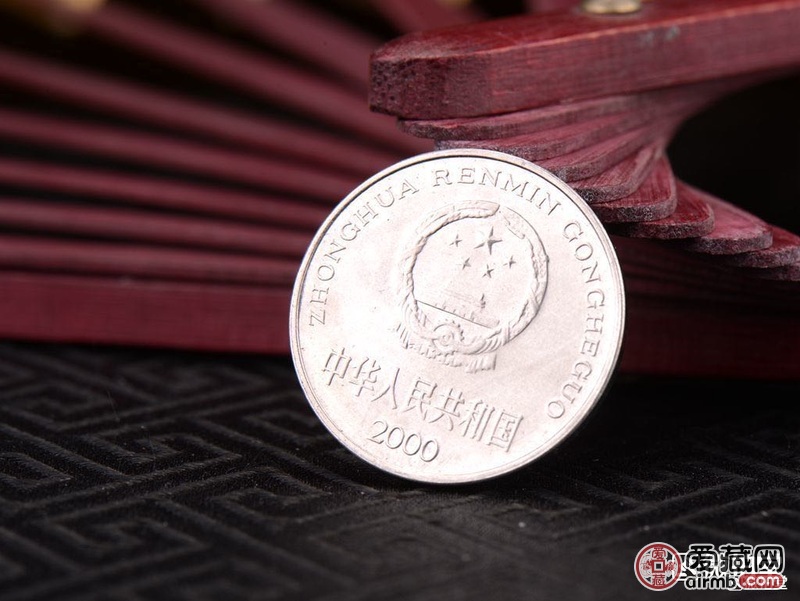 请老师帮忙看看这枚2000年牡