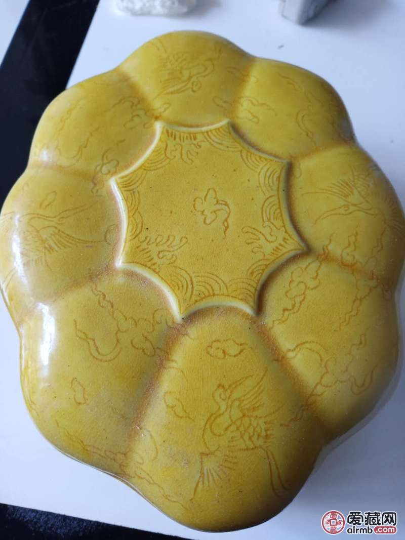 黄釉瓷盒