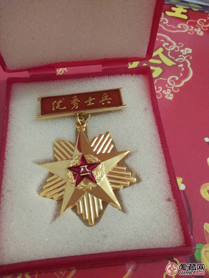 优秀士兵奖章一枚,品相完美,带