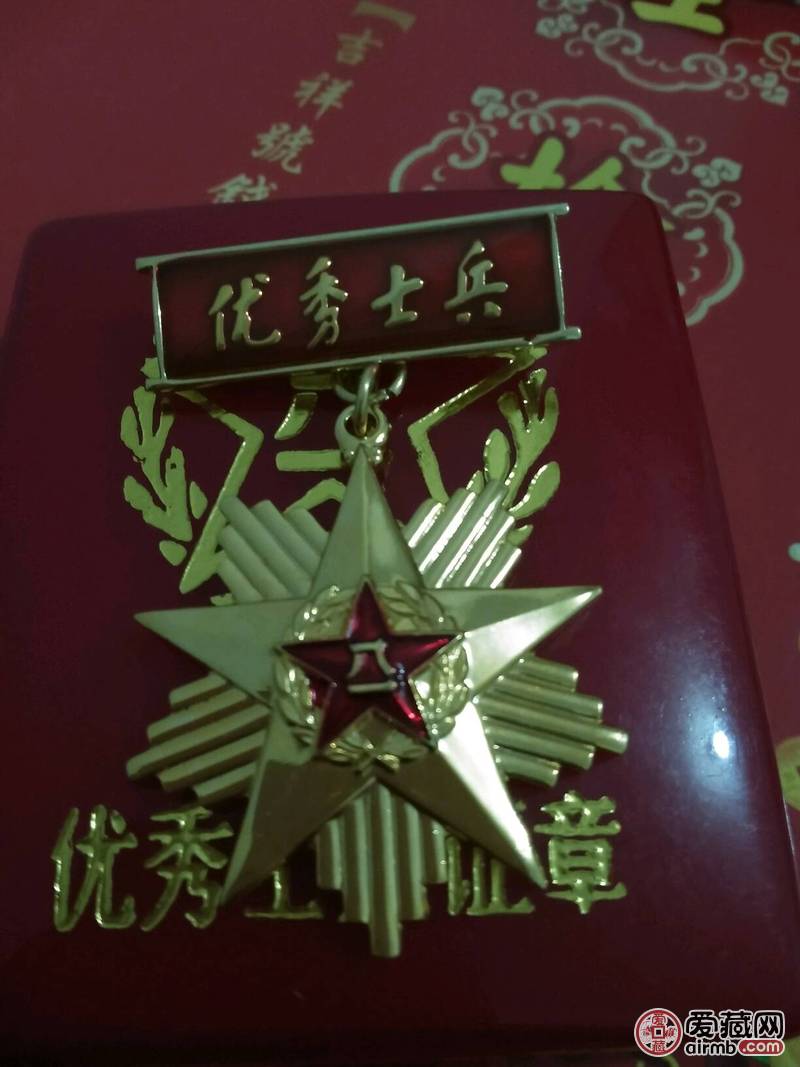 优秀士兵奖章一枚品相完美带原盒盒子还挺新包