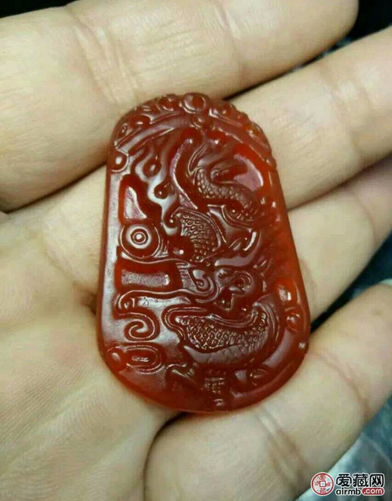 红玛瑙龙纹吊坠,色泽艳丽,雕工精美.