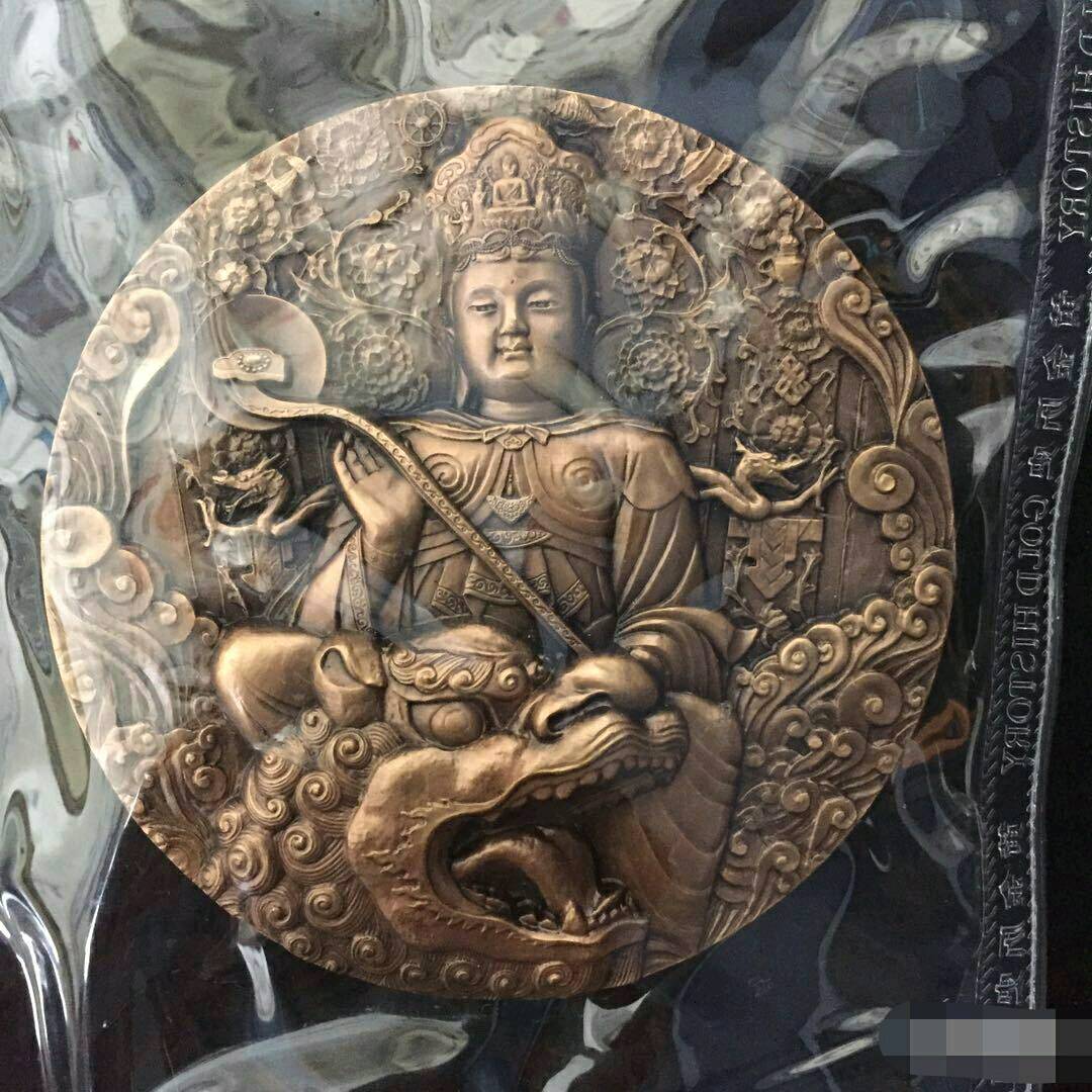 五台山大铜章正面为文殊菩萨手执如意,驭坐骑青狮狻猊,背景为八吉祥