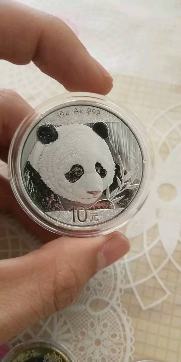 2018年熊猫币 30克圆形银质纪念币为普制币,含