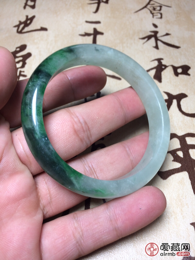缅甸翡翠手镯56口径选用上等玉料制作而成雕工