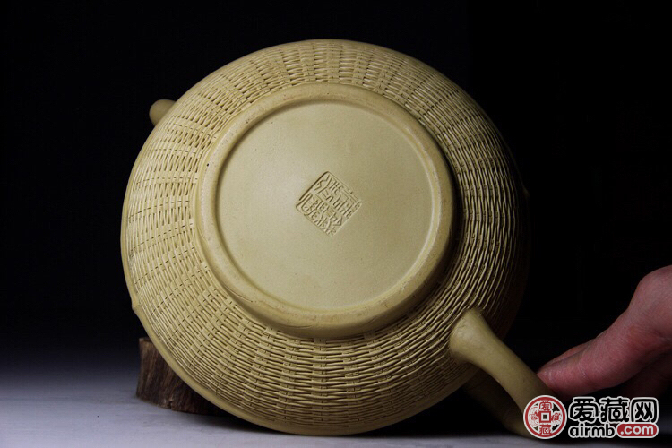 【作者】钱菊芳(国家工艺美术师)  【品名】名家竹编壶
