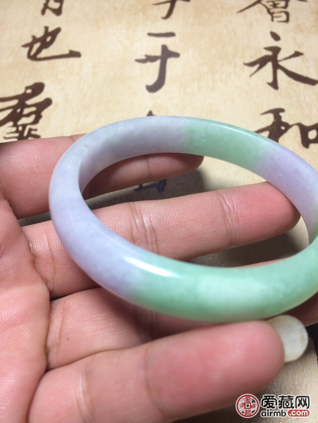 缅甸翡翠手镯58口径选用上等玉料制作而成雕工精细优