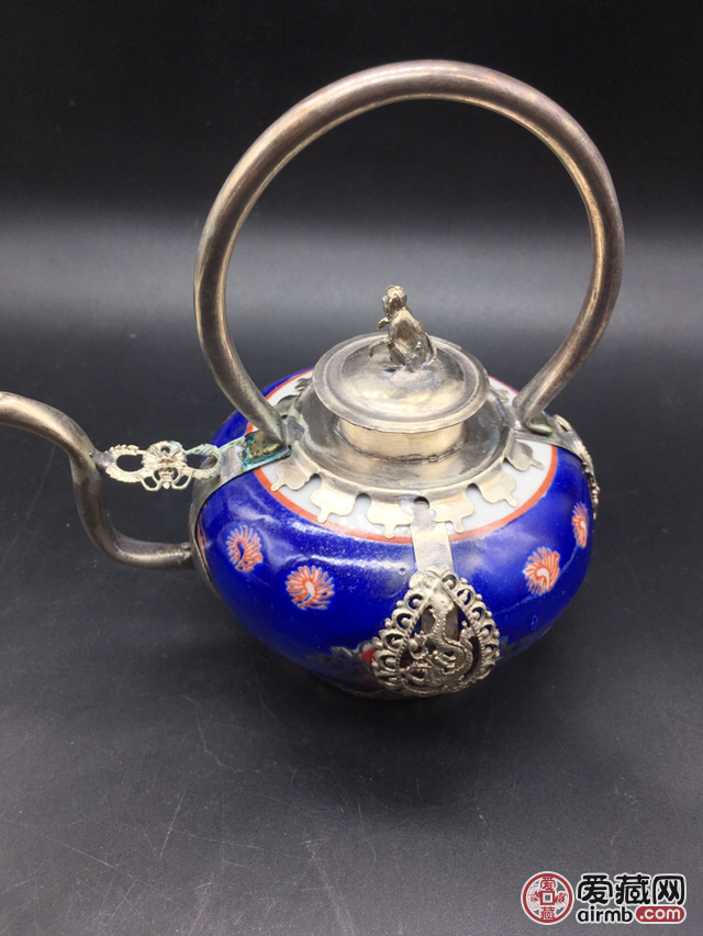 藏银镶嵌茶壶低价起拍，造型独特