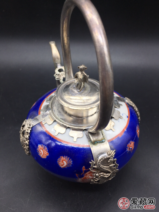藏银镶嵌茶壶低价起拍，造型独特