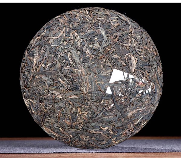 2015年云南易武刮风寨普洱茶生茶饼古树茶大树茶