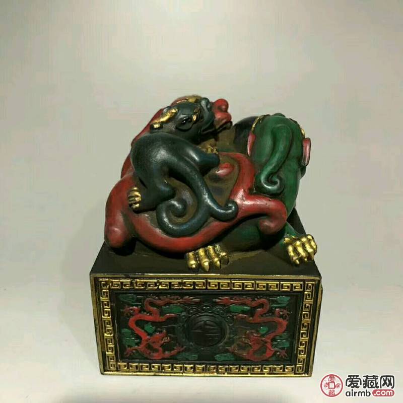 琉璃漆器瑞兽印章宽8厘米,高9