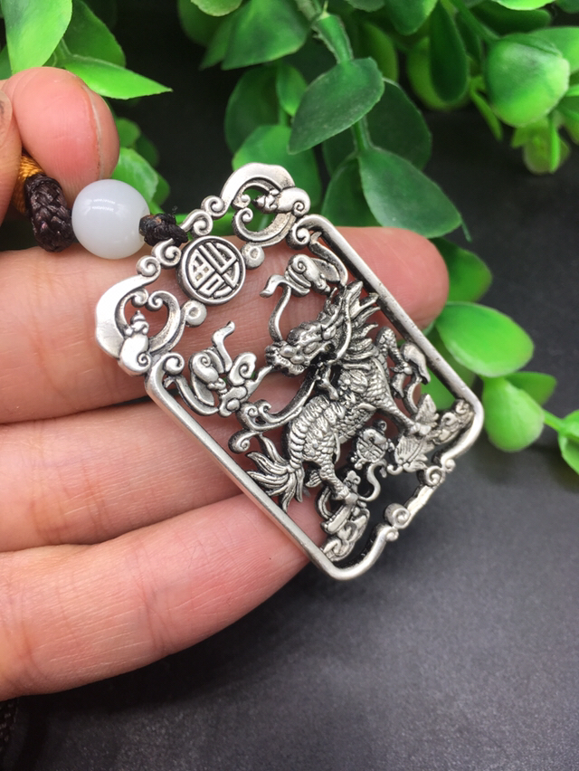 藏银镂空挂件,制作精美工艺浑厚