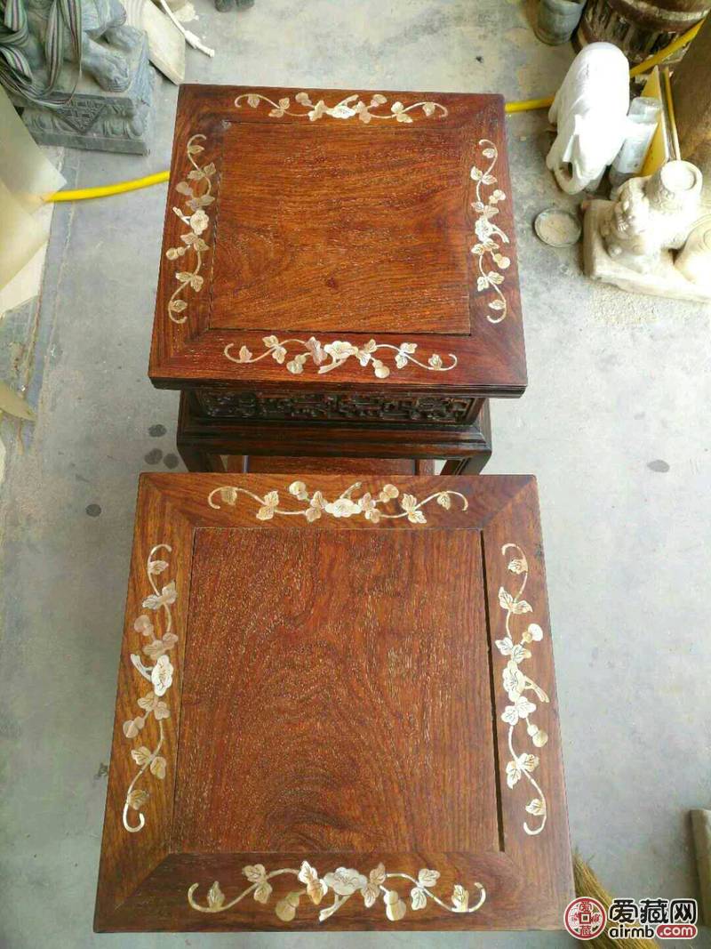 草花梨花镶嵌花几一对，品相一流