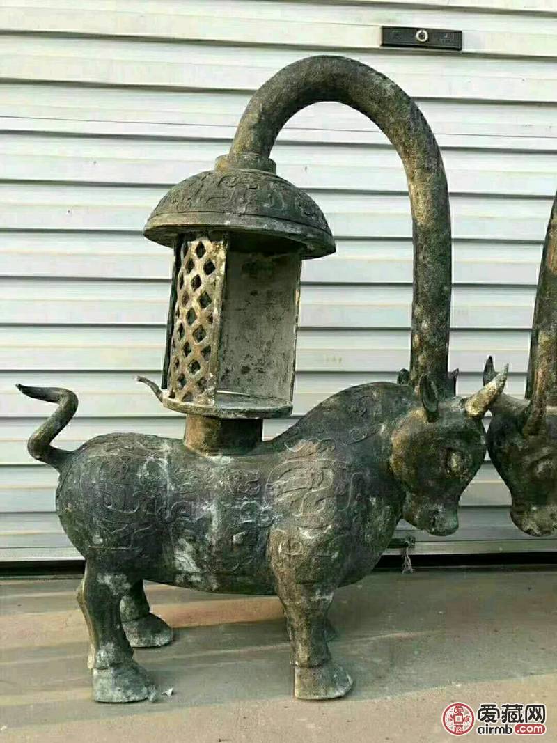 青铜牛灯一对，保存完好，青铜精