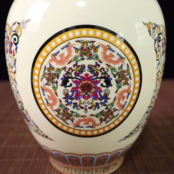 珐琅彩花卉图纹花瓶高30cm宽14cm