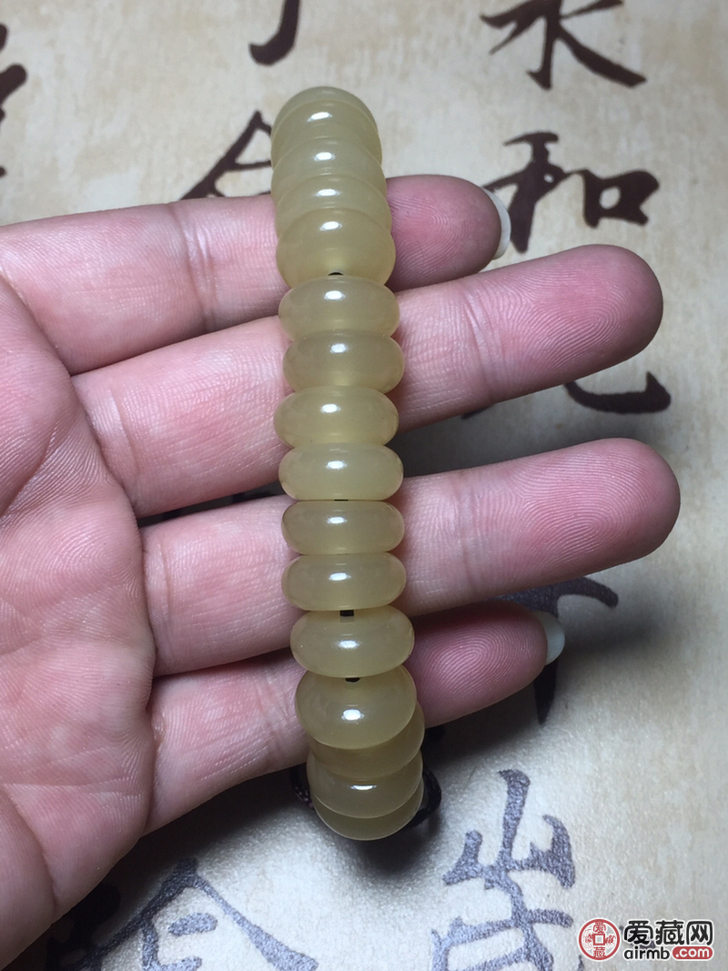 新疆和田糖玉手链,选用上等玉料制作而成雕工精细优良