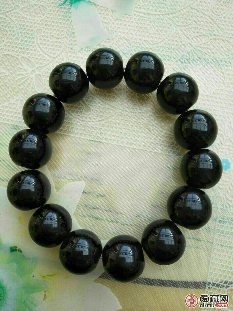 黑曜石琉璃手珠一串，光亮亮丽，
