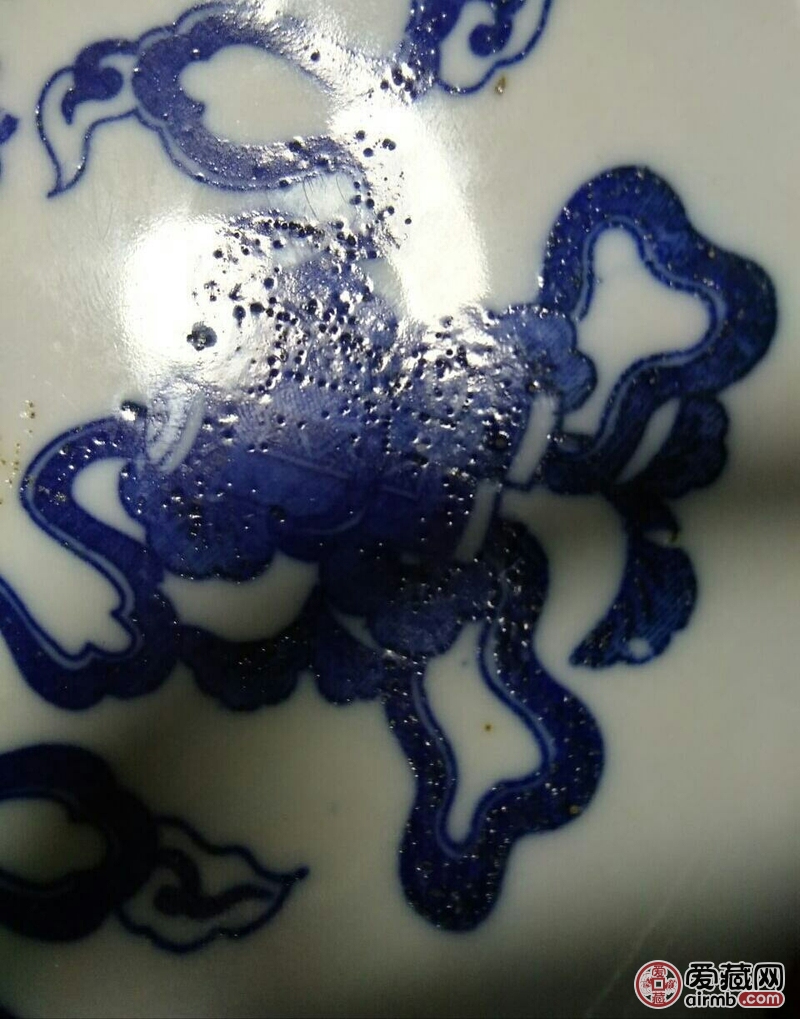 清朝内府官窑款瓷器一对白地青花