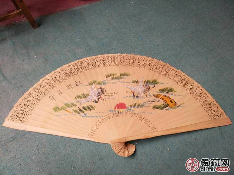下乡收手绘粉彩松鹤延年扇子摆件