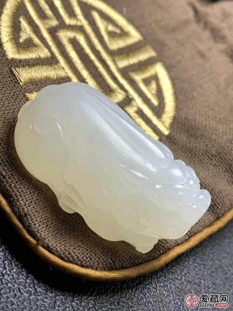 高冰透玉化砗磲招财貔貅挂件，小