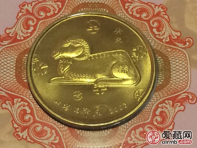 2002年马年生肖纪念章2本。