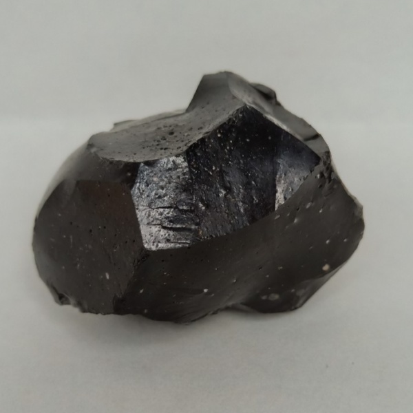 玻璃陨石颜色为黑墨色,无磁性,重量210克,气孔流