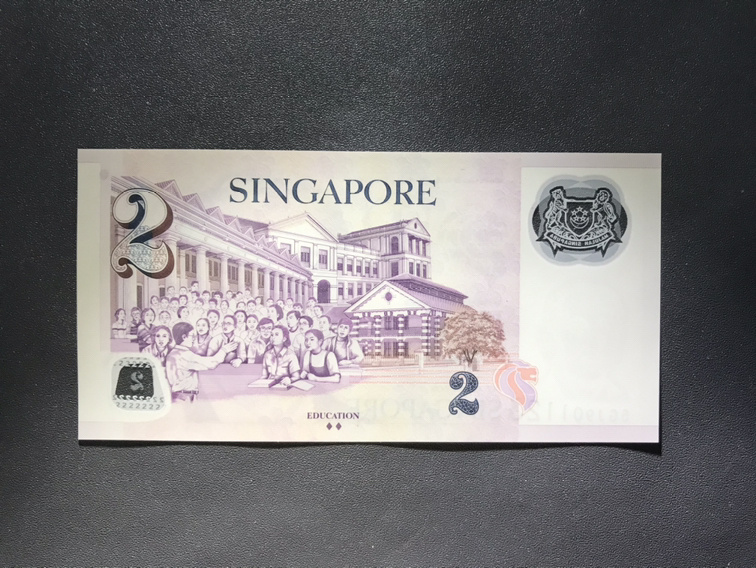 新加坡2元早年小面值稀少塑料钞绝品单张,荧光靓丽设