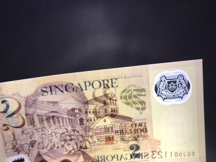 新加坡2元早年小面值稀少塑料钞绝品单张,荧光靓丽设