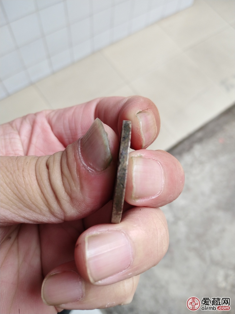 请帮我鉴定一下！这个纪念币是老