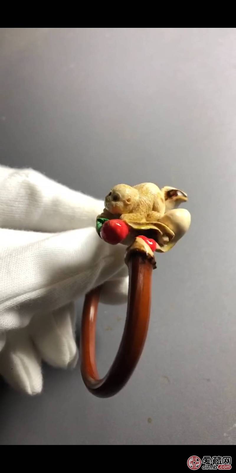 鸡血藤雕刻灵猴手镯。纯手工雕刻