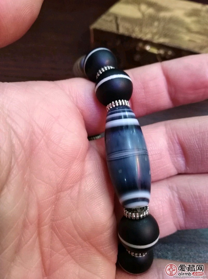 藏传线眼玛瑙天珠嘞子配青玉桶珠