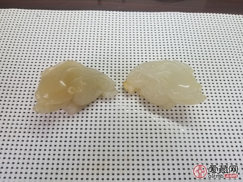 【拍品名称】黄龙玉金蟾一对，小
