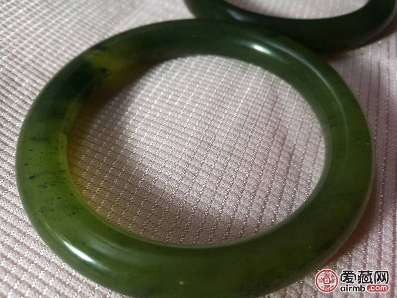 玉镯一对”尺寸如图；保真品相好