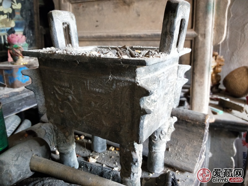 香炉一个和博古架一个，请老师鉴