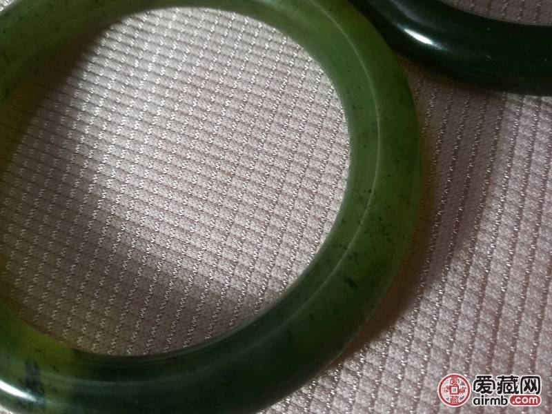 玉镯一对”尺寸如图；保真品相好