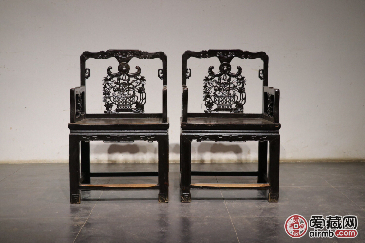 清代，核桃木太师椅一对。雕工精
