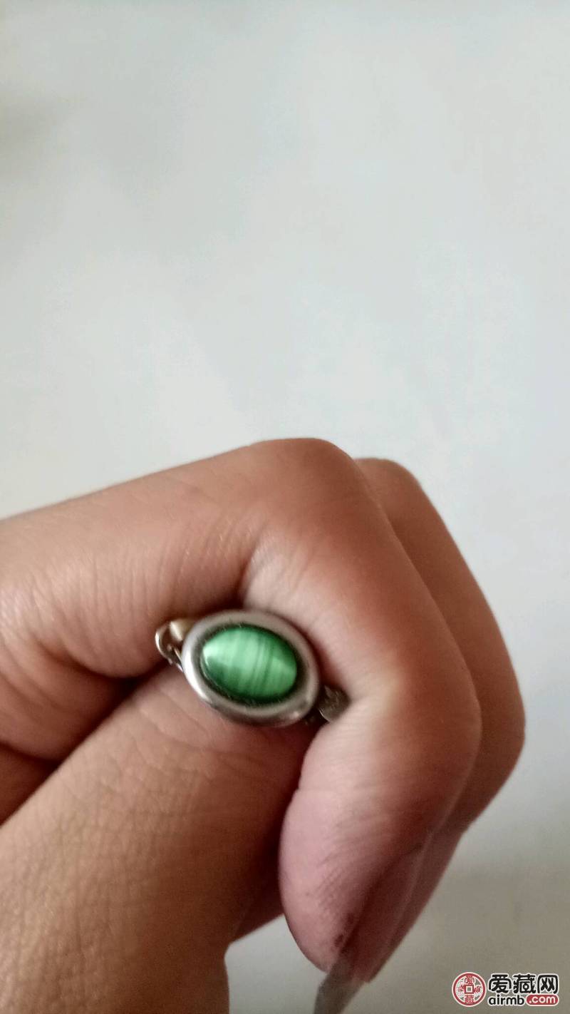*珍珠带有绿宝石一颗。项链