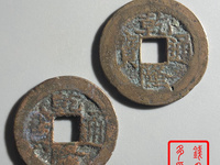乾隆通宝雕刻石铜钱