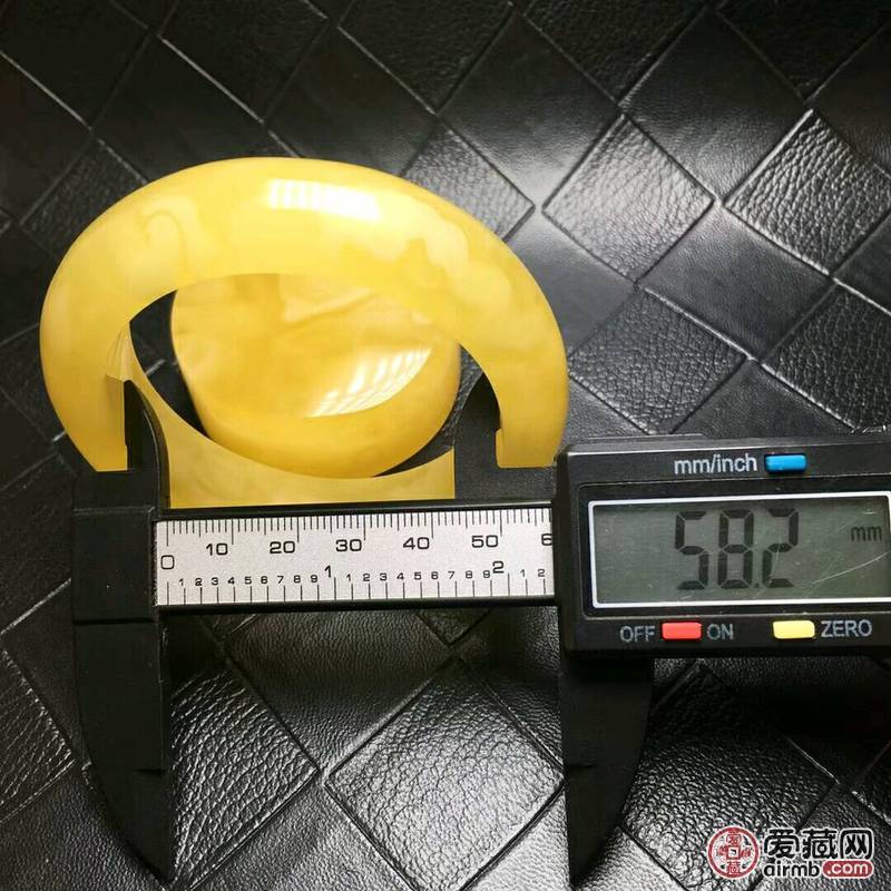 天然琥珀蜜蜡手镯，蜡质浓郁，花