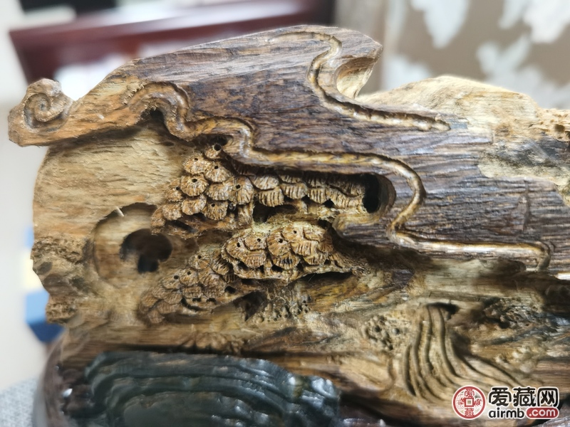 说是文莱料沉香摆件，重131克