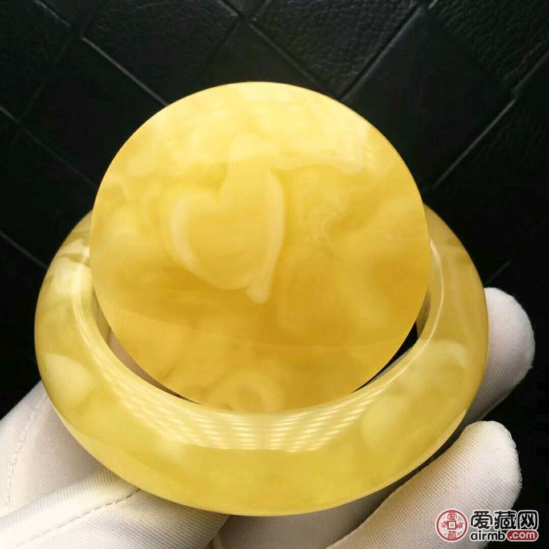 天然琥珀蜜蜡手镯，蜡质浓郁，花