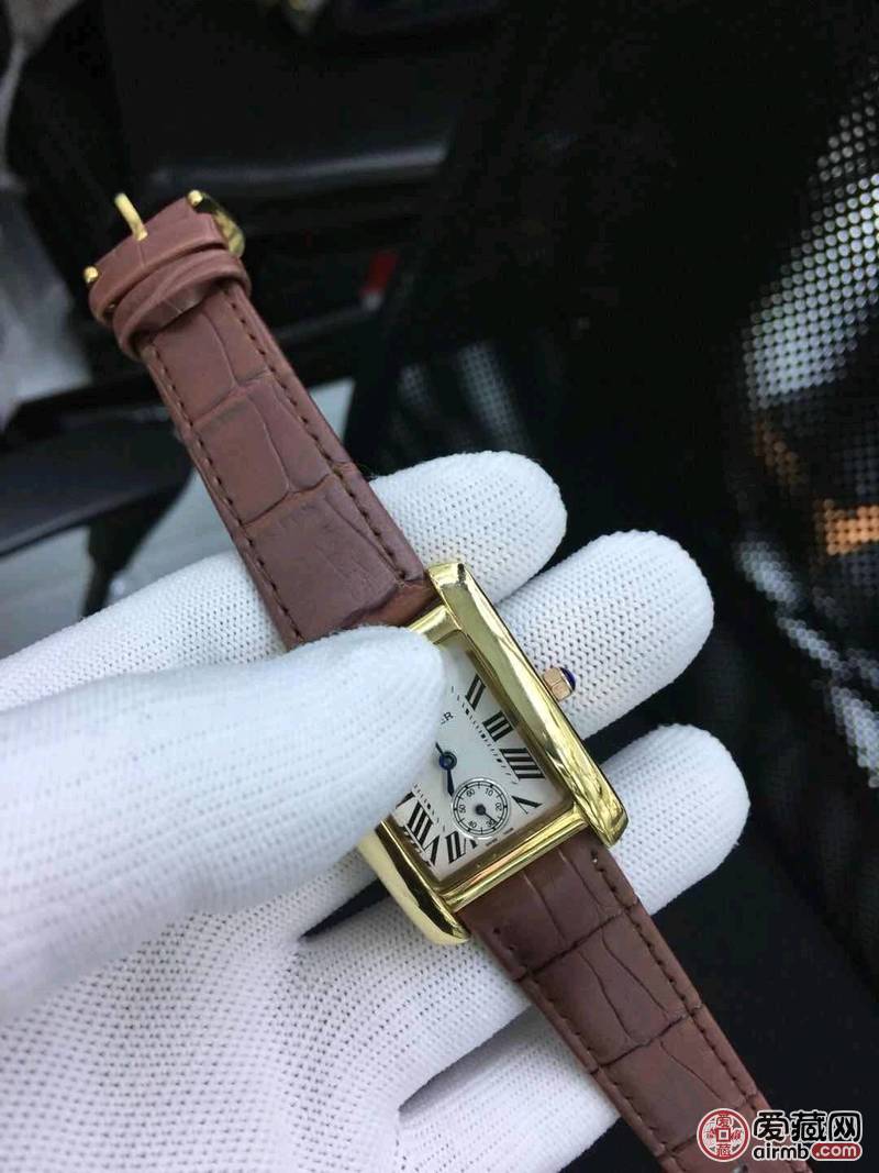     坦克方形女款腕表。时尚