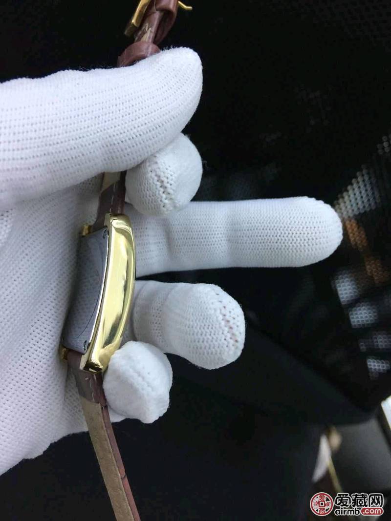     坦克方形女款腕表。时尚