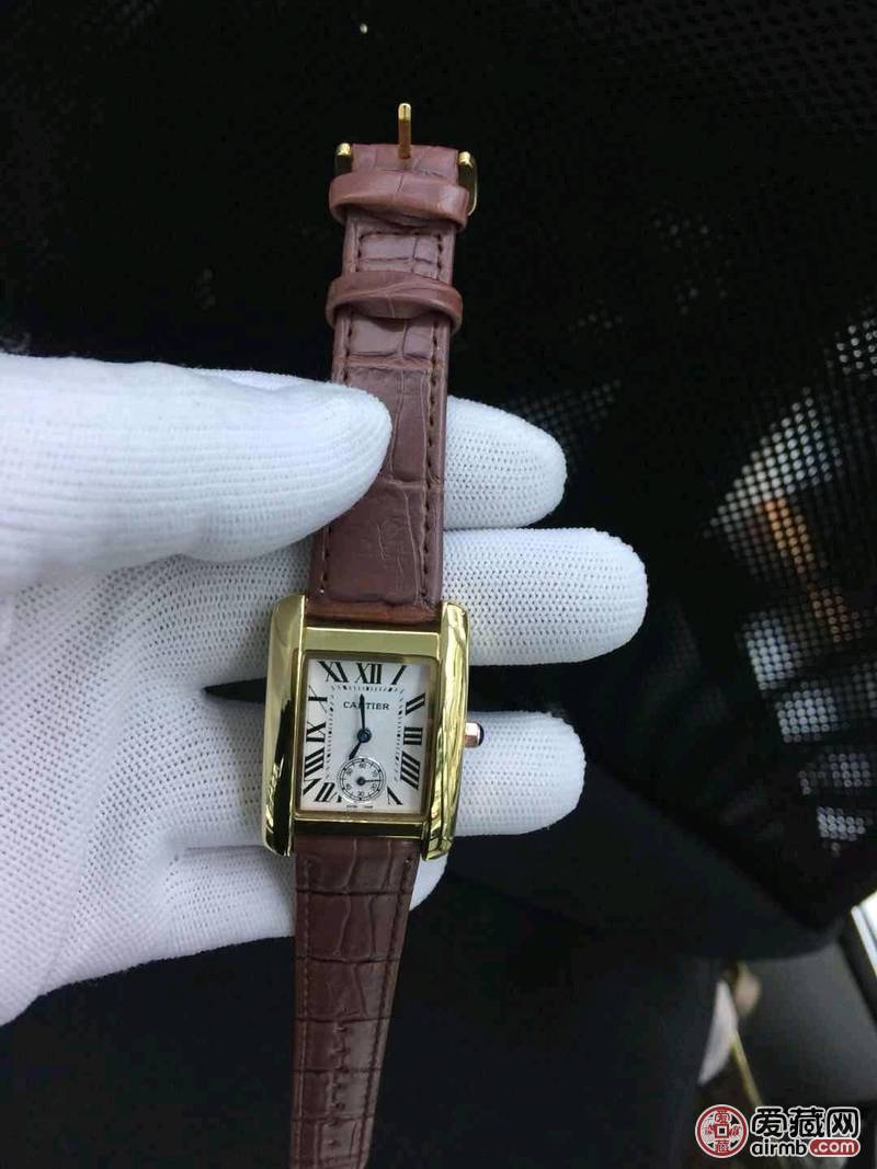     坦克方形女款腕表。时尚