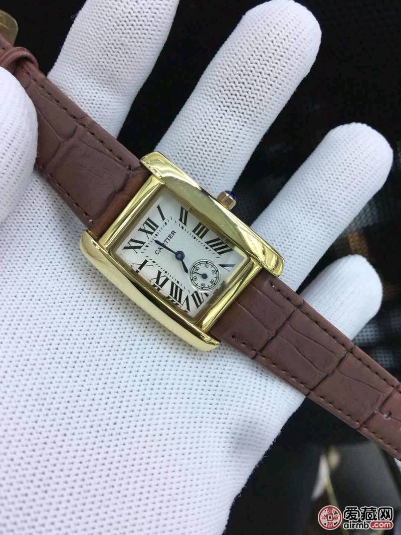     坦克方形女款腕表。时尚